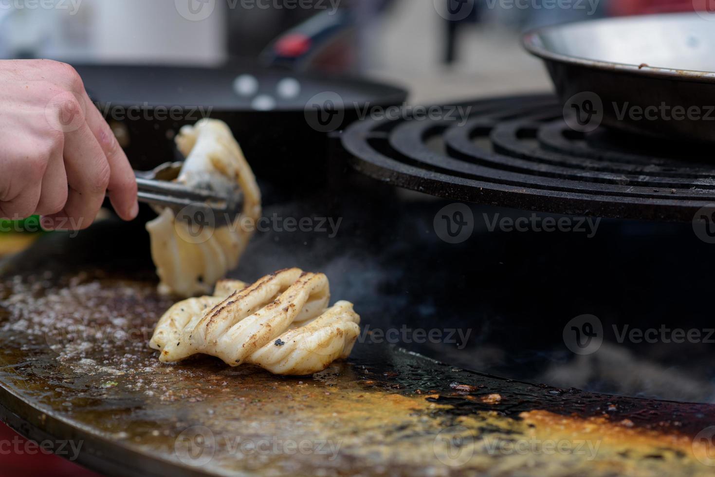 cuisson des crevettes, brochettes de crevettes sur le gril au festival de l'alimentation de rue - gros plan photo