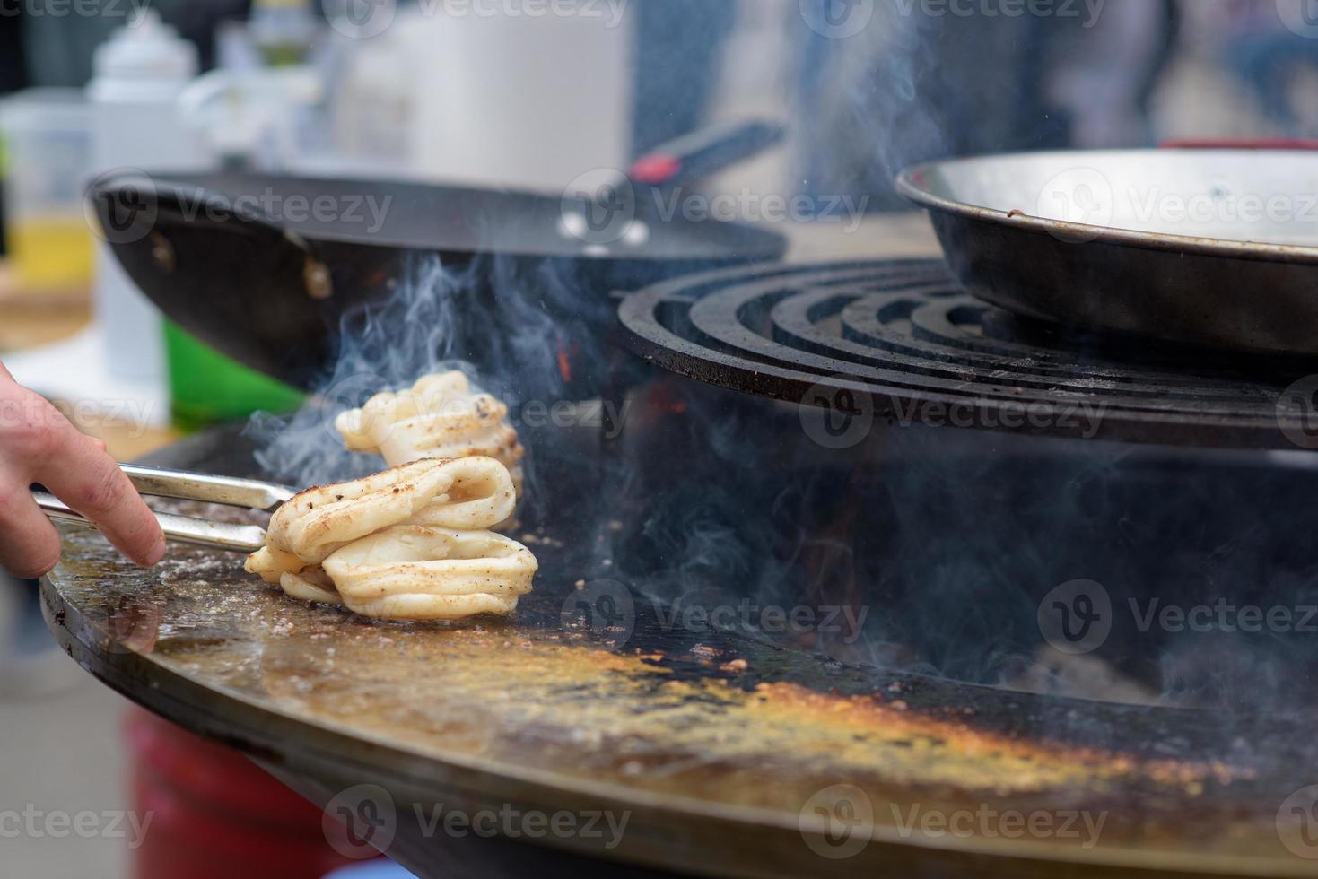 cuisson des crevettes, brochettes de crevettes sur le gril au festival de l'alimentation de rue - gros plan photo