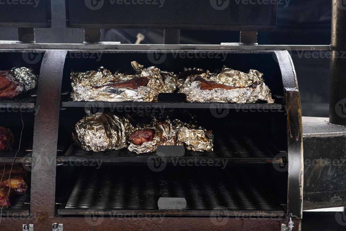 brochettes de viande grillées sur la braise, avec de la fumée. l'alimentation de rue. photo