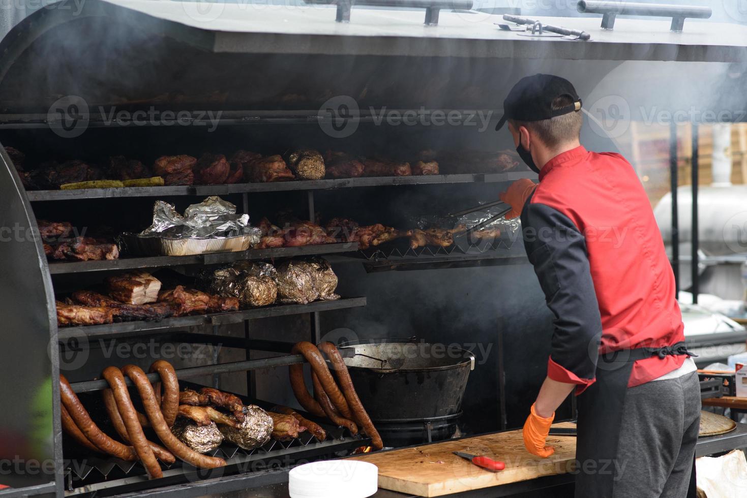 brochettes de viande grillées sur la braise, avec de la fumée. l'alimentation de rue. photo