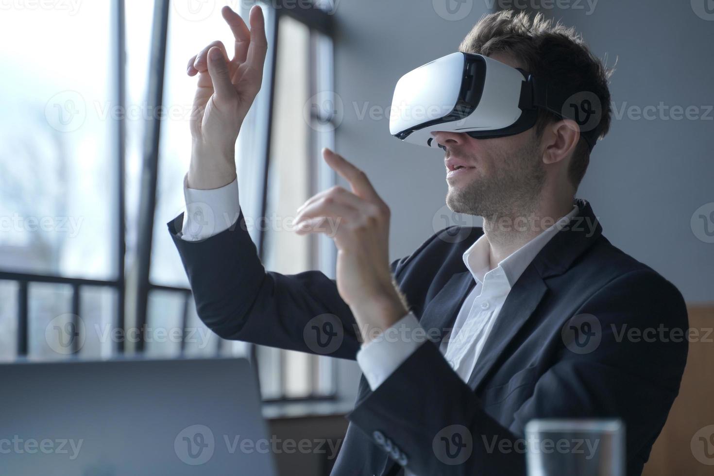 homme excité employé de bureau portant des lunettes vr touchant des objets avec les mains dans le monde numérique photo