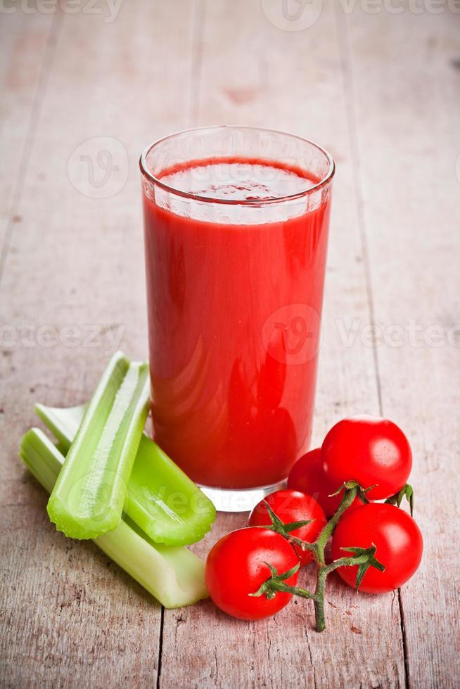jus de tomate en verre, tomates fraîches et céleri vert photo