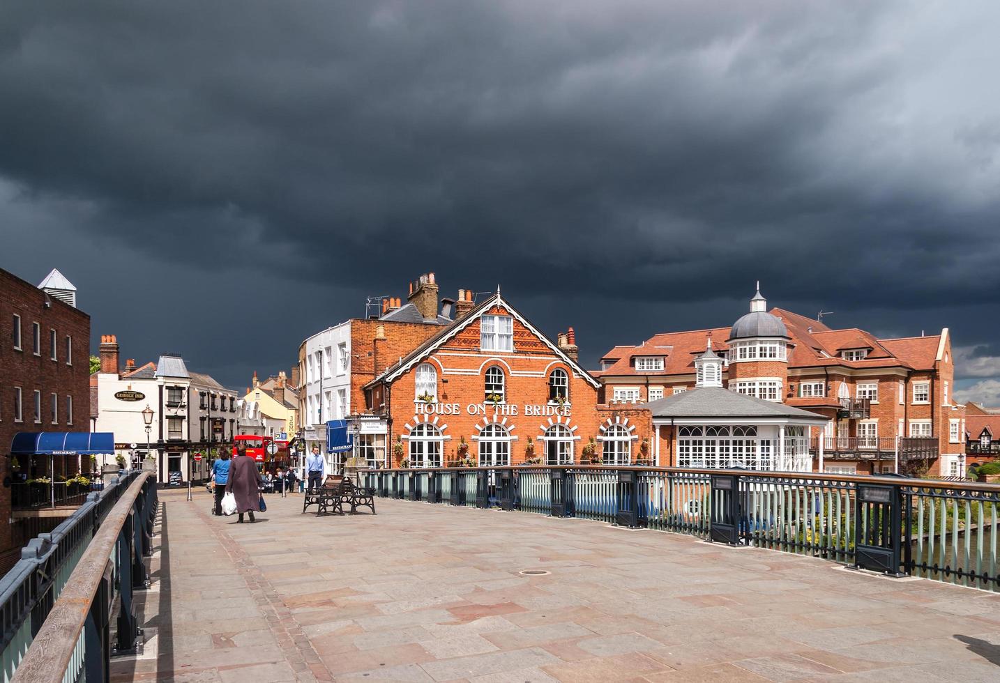 Windsor, Berkshire, Royaume-Uni, 2005. maison sur le pont public house avec l'approche de l'orage photo