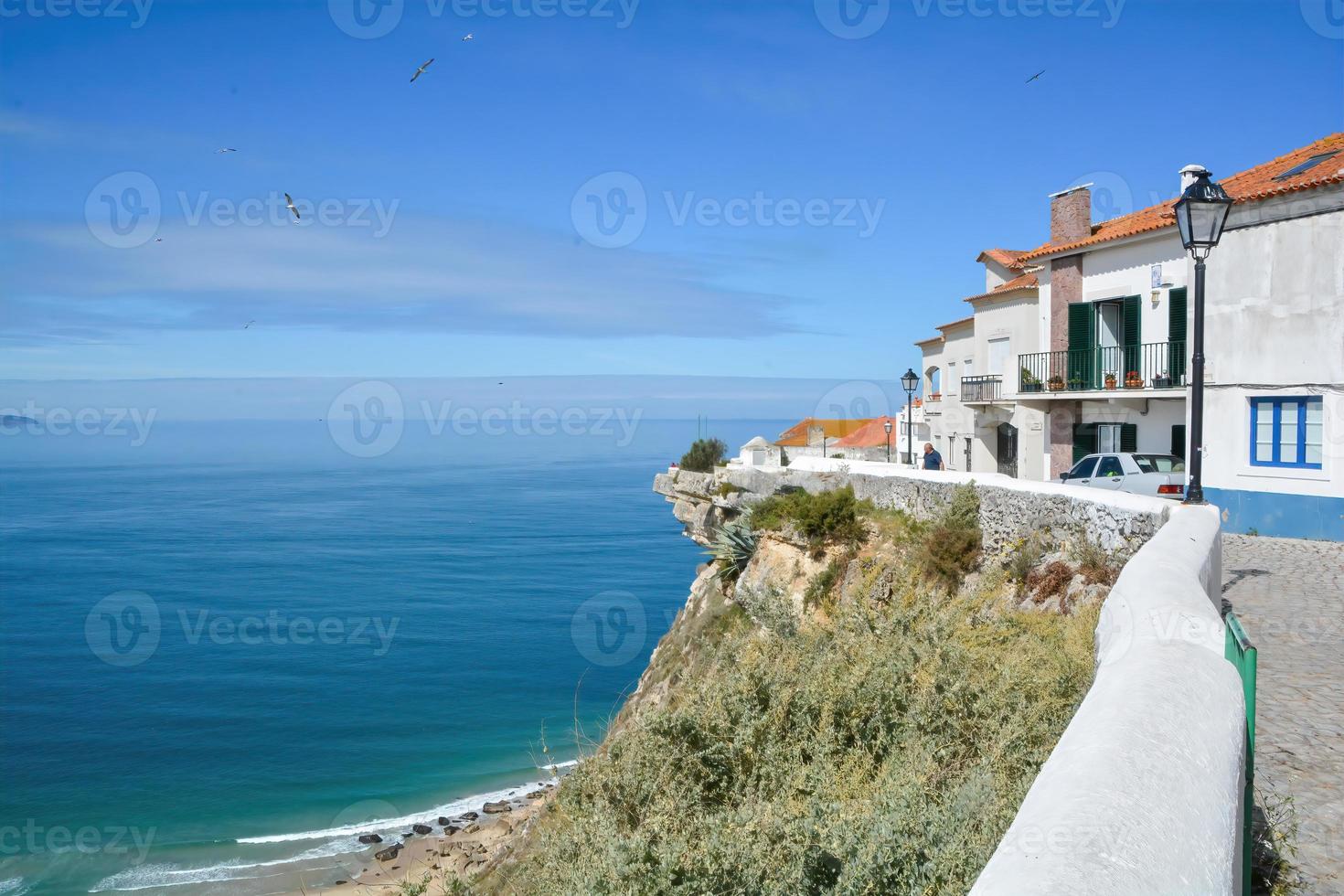 maisons sur une falaise avec un ciel bleu photo