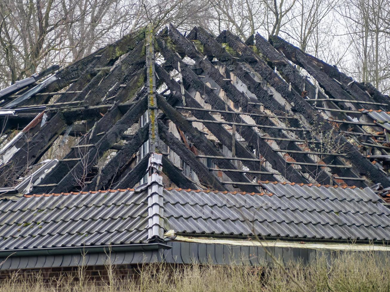 charpente de toit brûlée de maison d'habitation inutilisée photo