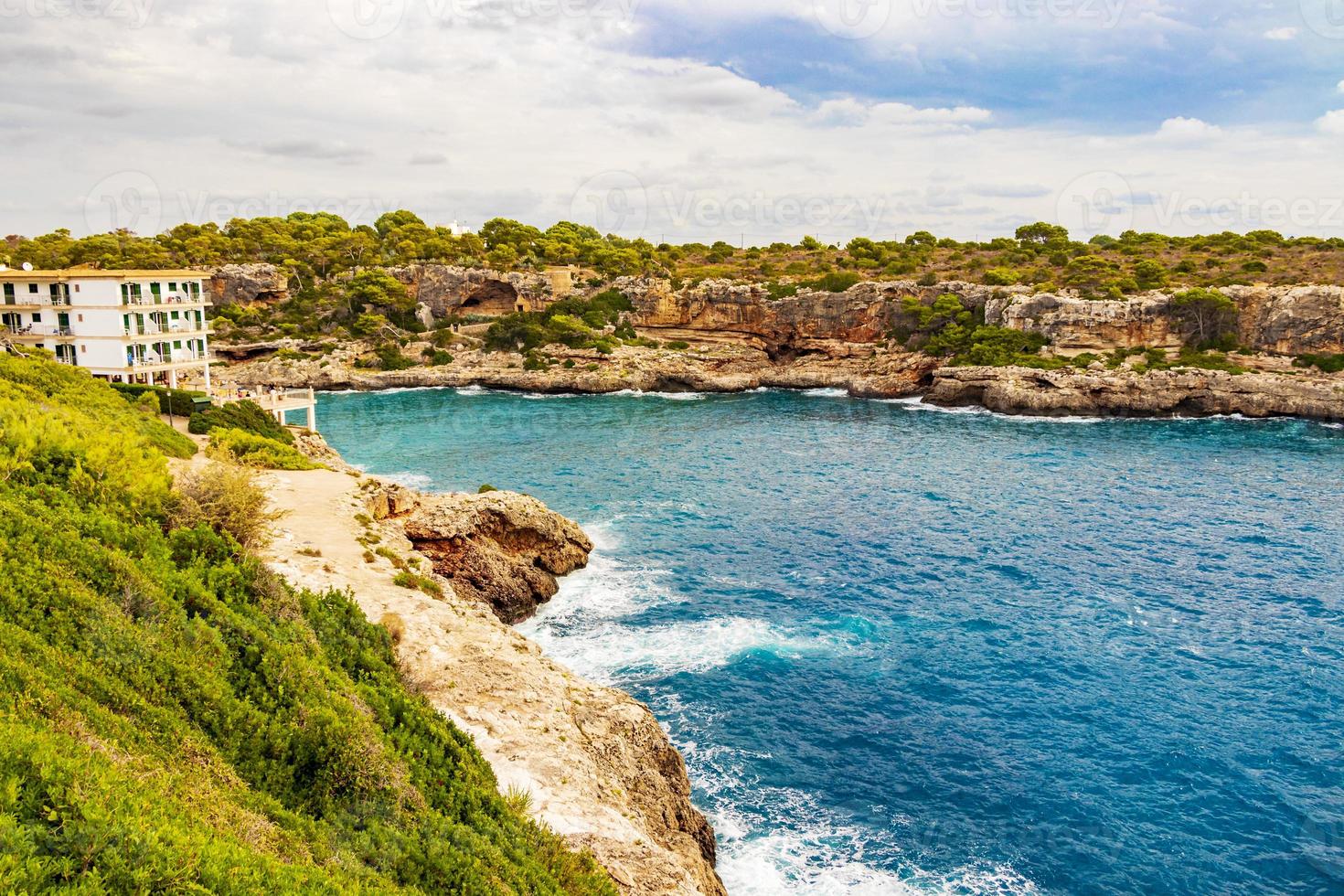 vue imprenable sur la baie et l'hôtel cala figuera majorque espagne. photo