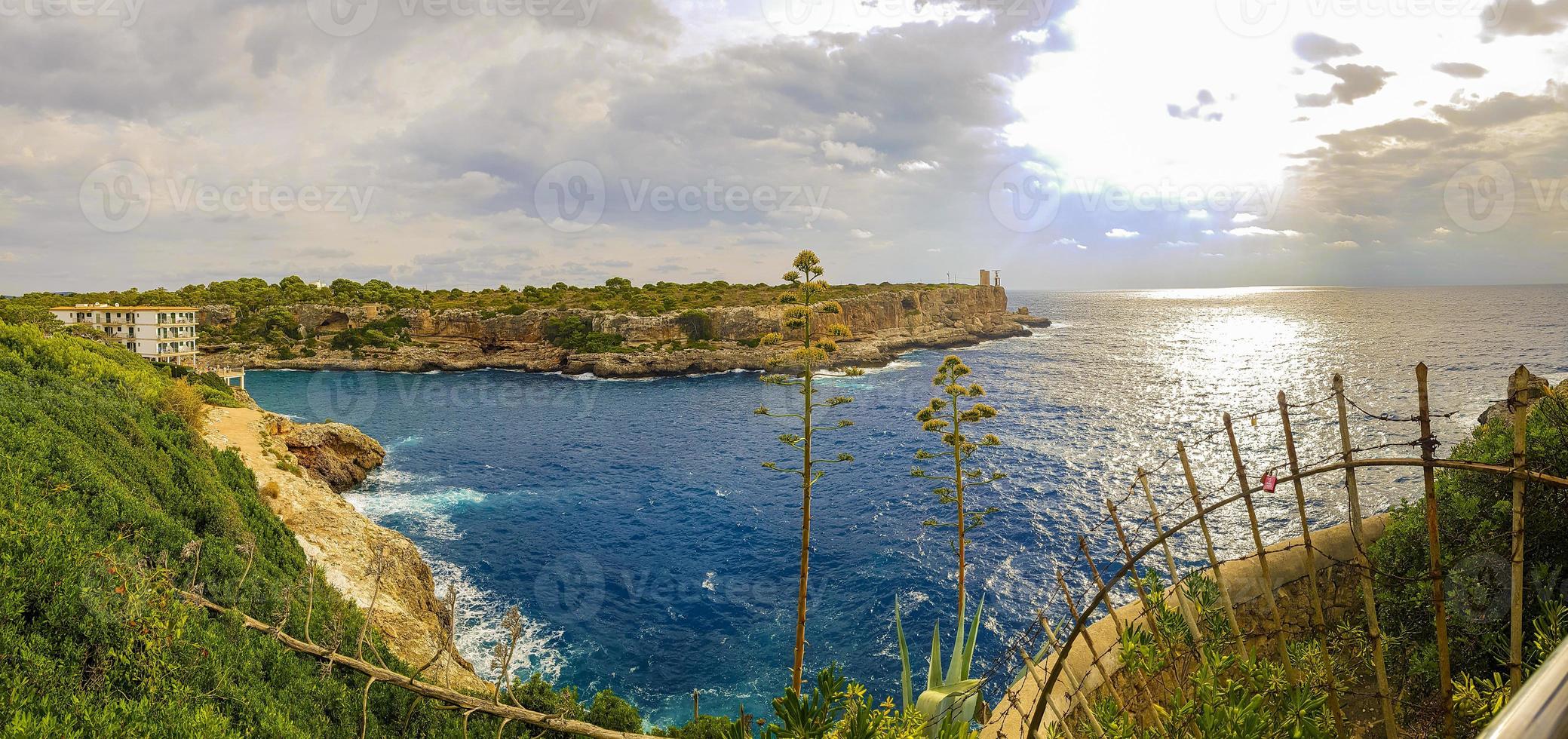 vue panoramique sur la baie et torre den beu cala figuera. photo