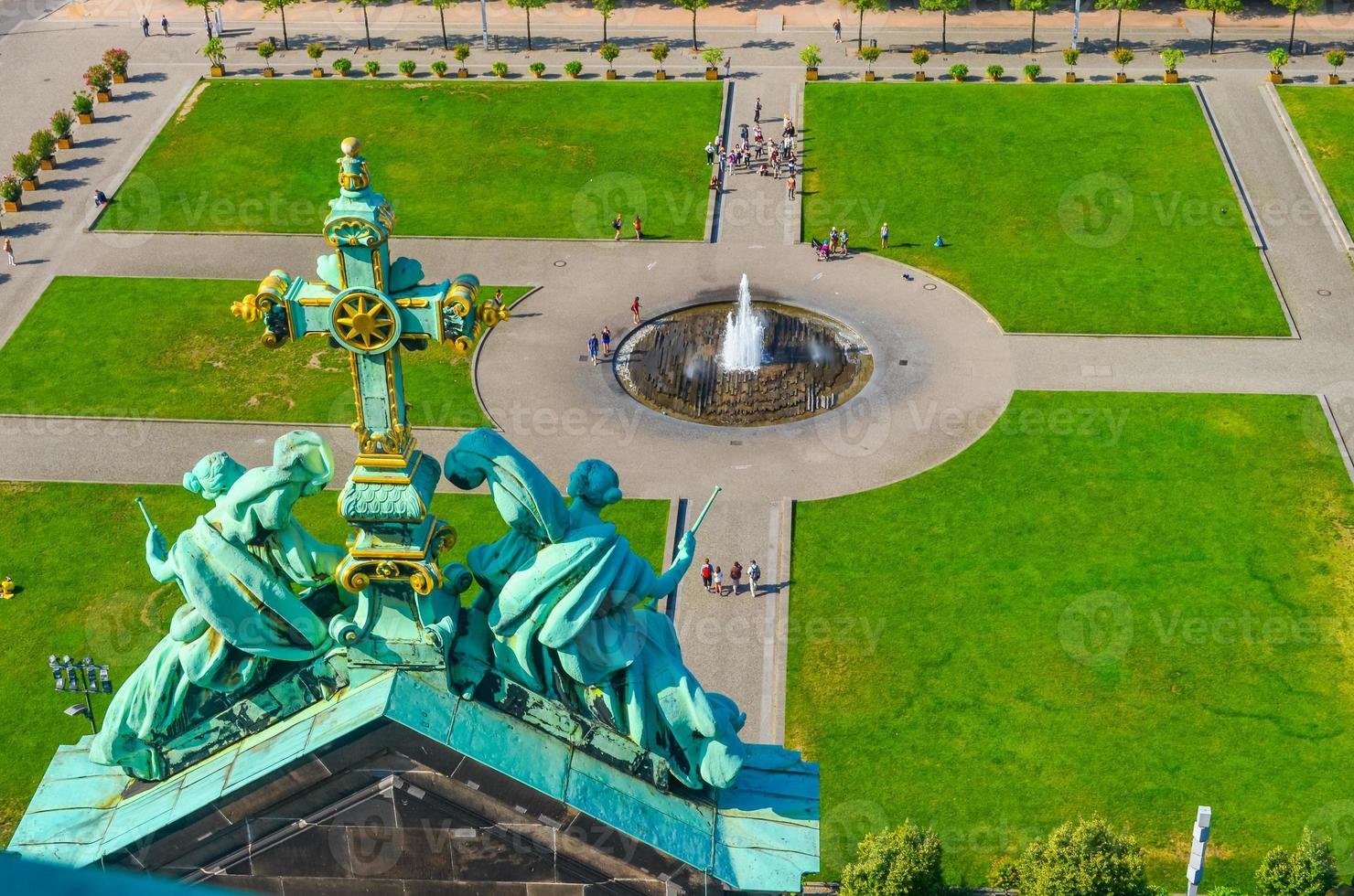 vue de dessus de l'extérieur de la cathédrale de berlin et de l'ustgarten, parc devant le berliner dom photo