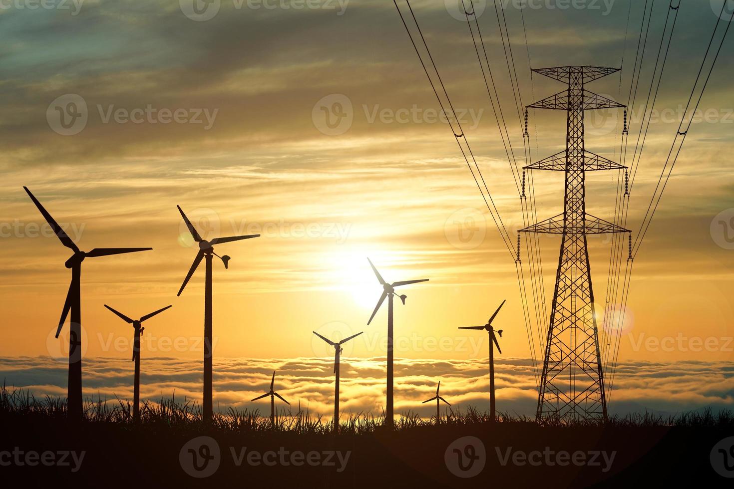 des silhouettes d'éoliennes sont utilisées pour produire de l'électricité dans les champs pendant les heures du soir. photo