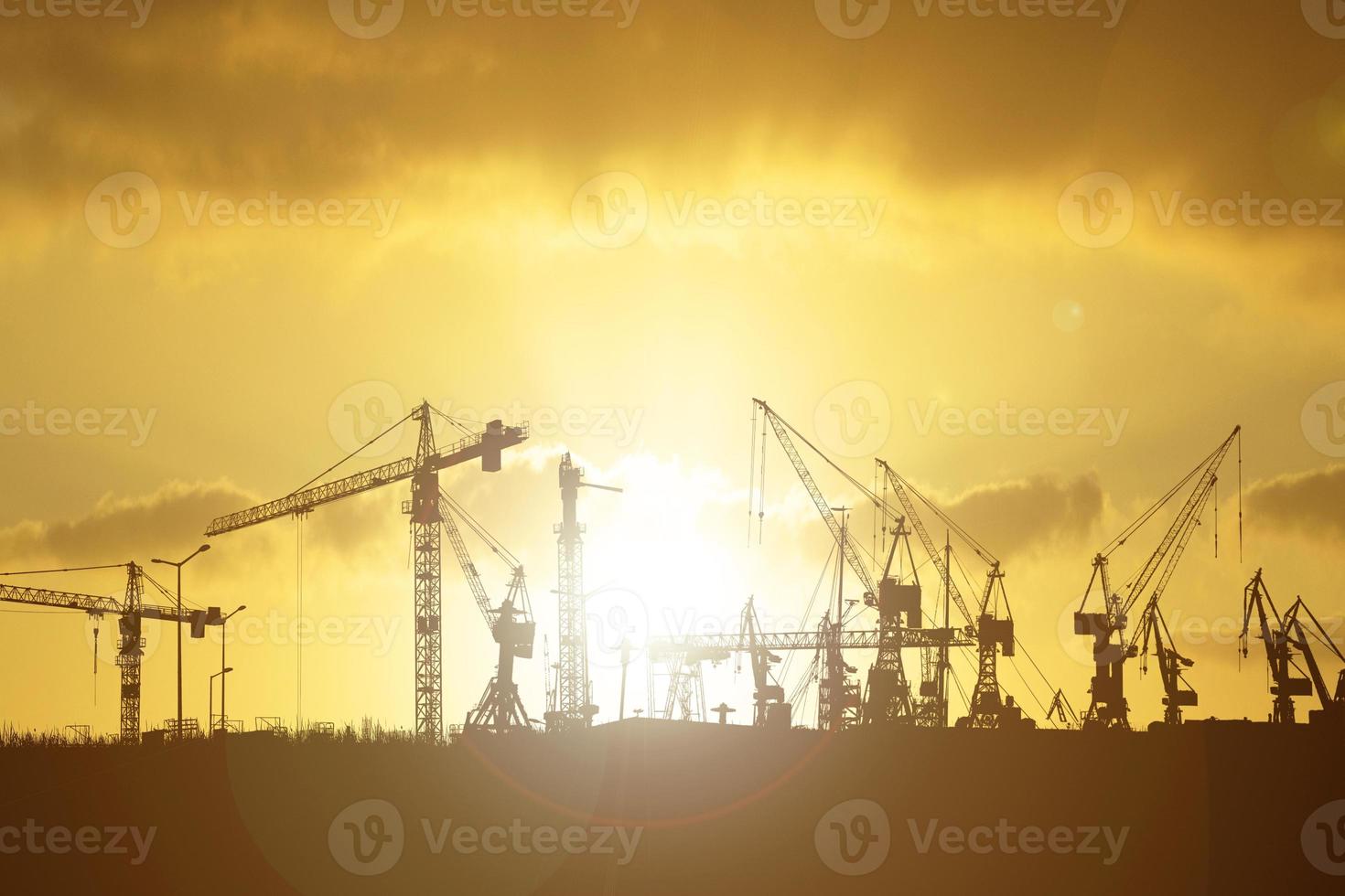 concept de grue dans l'industrie de la construction. la silhouette de la grue sur le chantier photo