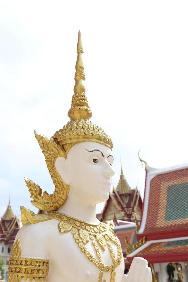 statue d'angle d'art indigène thaïlandais dans le temple, thaïlande. photo
