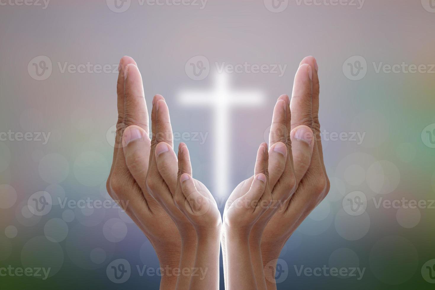 les mains bénissent la croix dans le ciel. photo