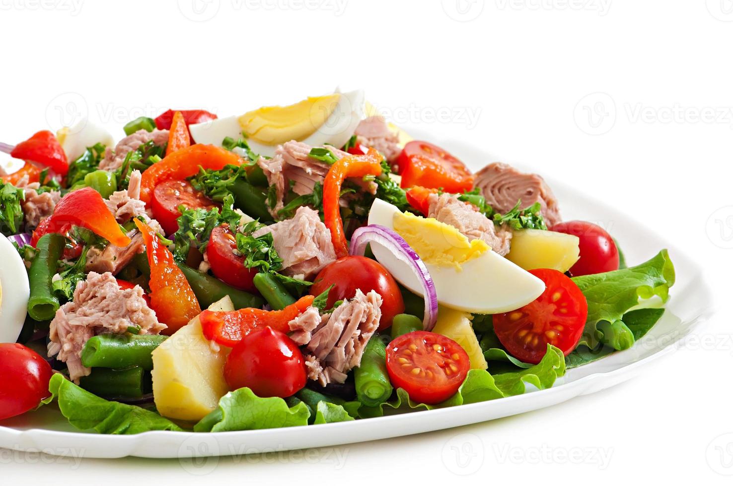 salade de thon, tomates, pomme de terre et oignon photo