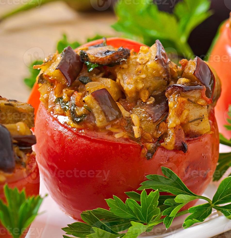 tomates au four farcies aux aubergines et champignons photo