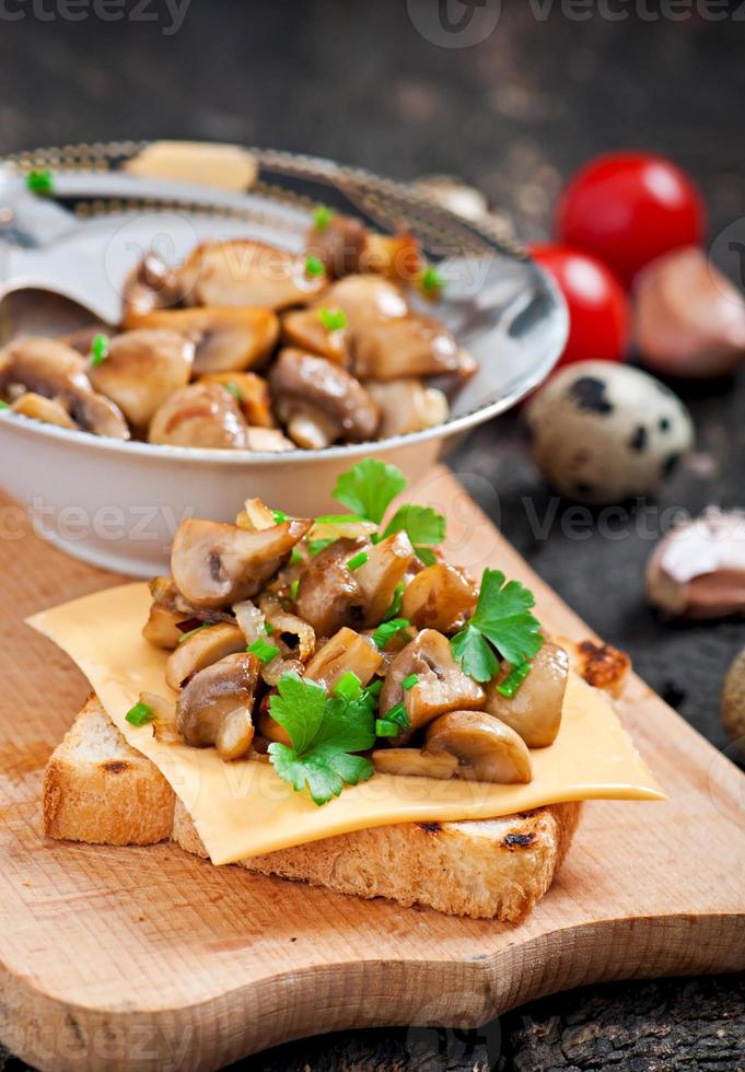 sandwich toast aux champignons, fromage et persil, mise au point sélective photo