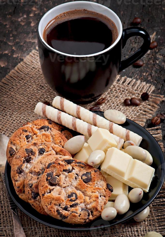 tasse de café au chocolat blanc, amandes et biscuits photo