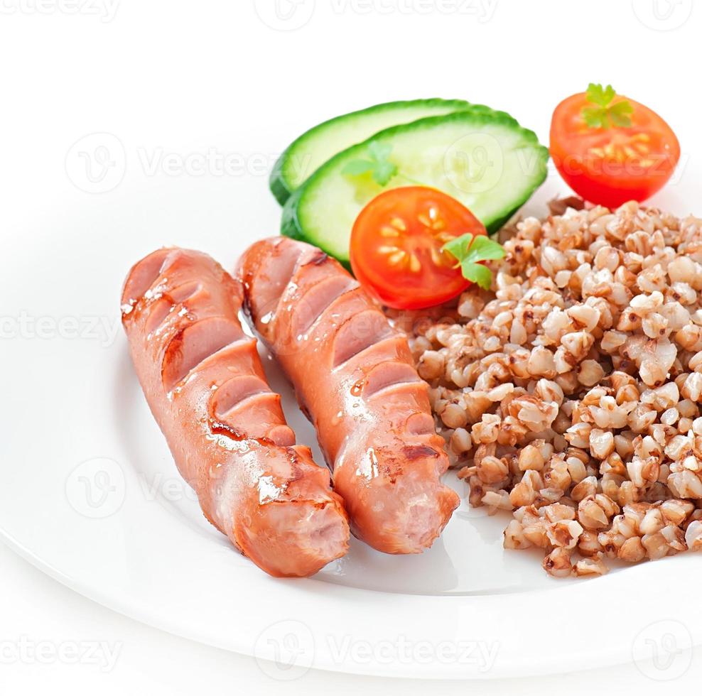 saucisses sur le gril et salade photo