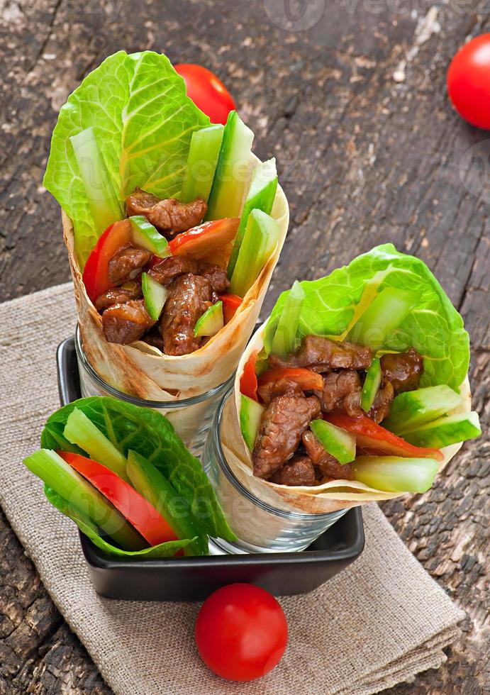 tortillas roulées avec de la viande et des légumes frais photo