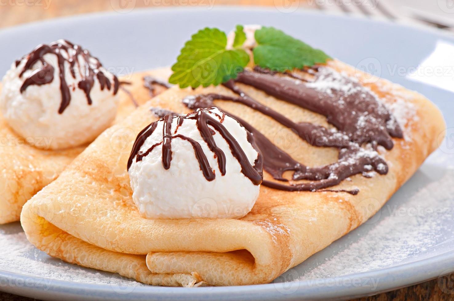 crêpes avec glace et sauce au chocolat photo