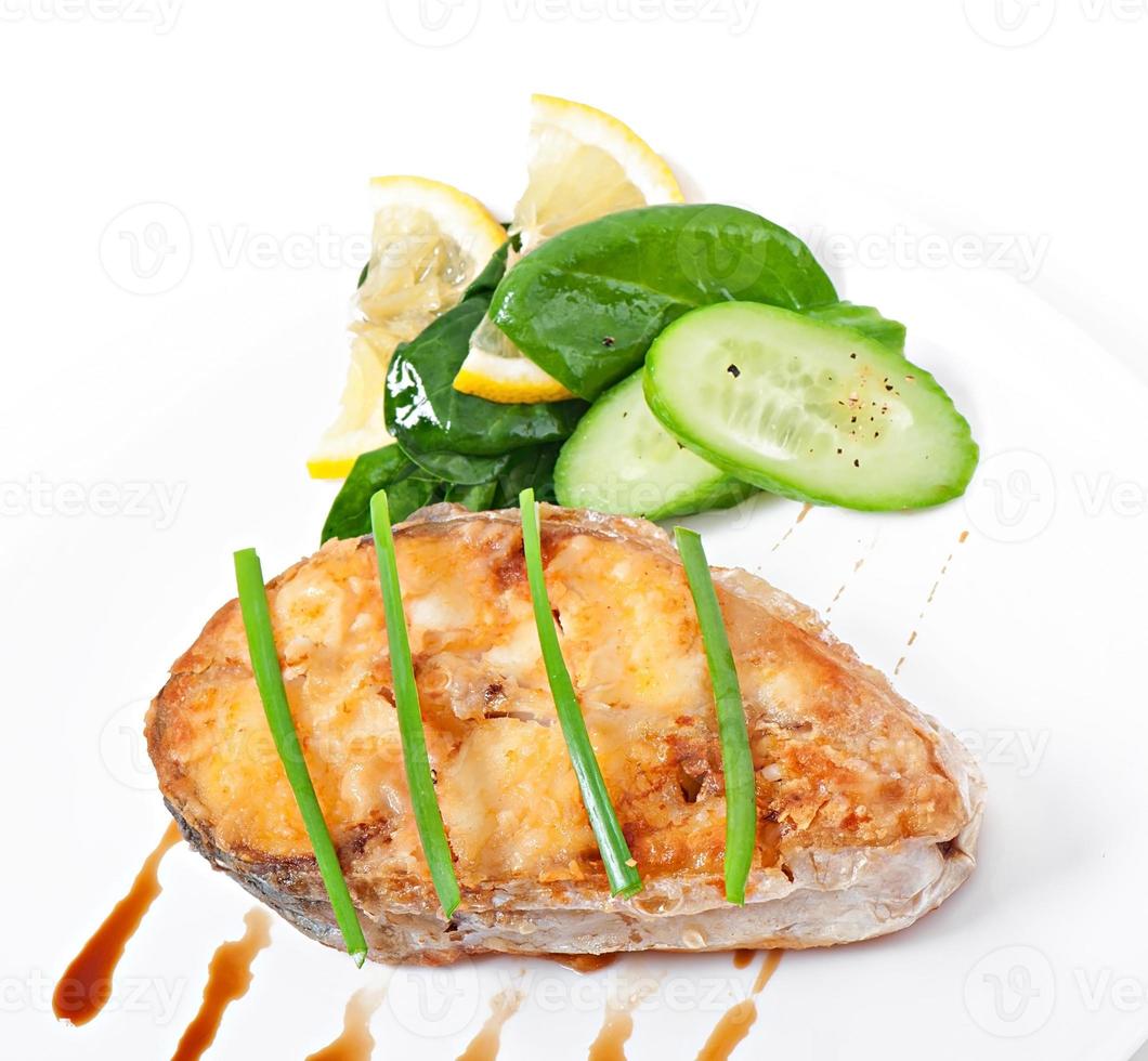 plat de poisson - filet de poisson frit avec des légumes sur fond blanc photo
