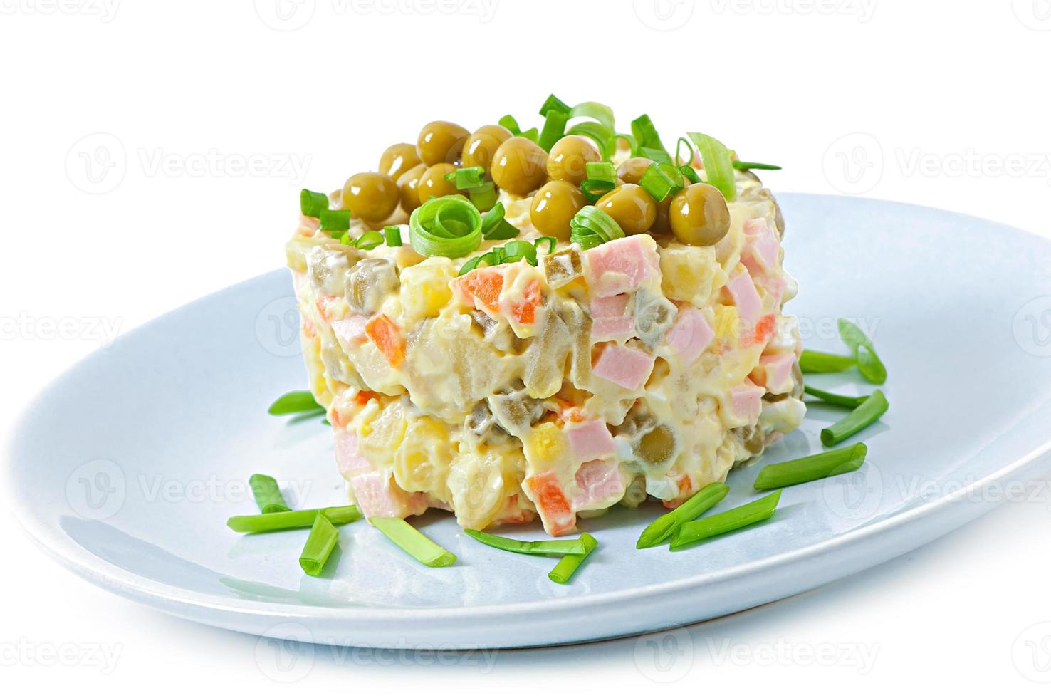 salade olivier - salade traditionnelle russe photo