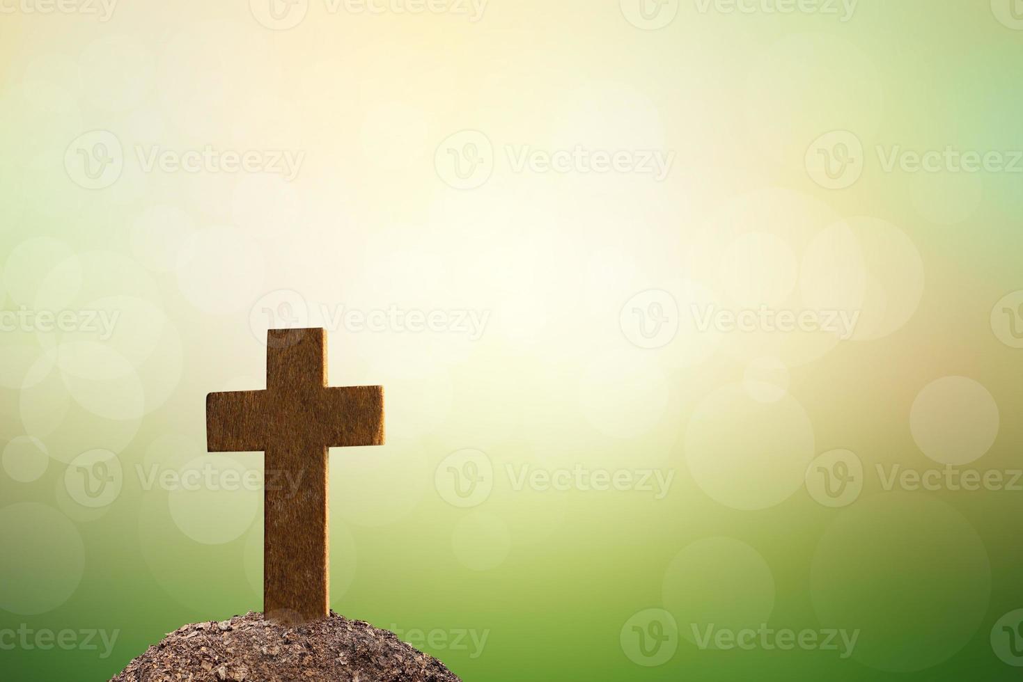 Croix sur tombeau nature arrière-plan flou photo