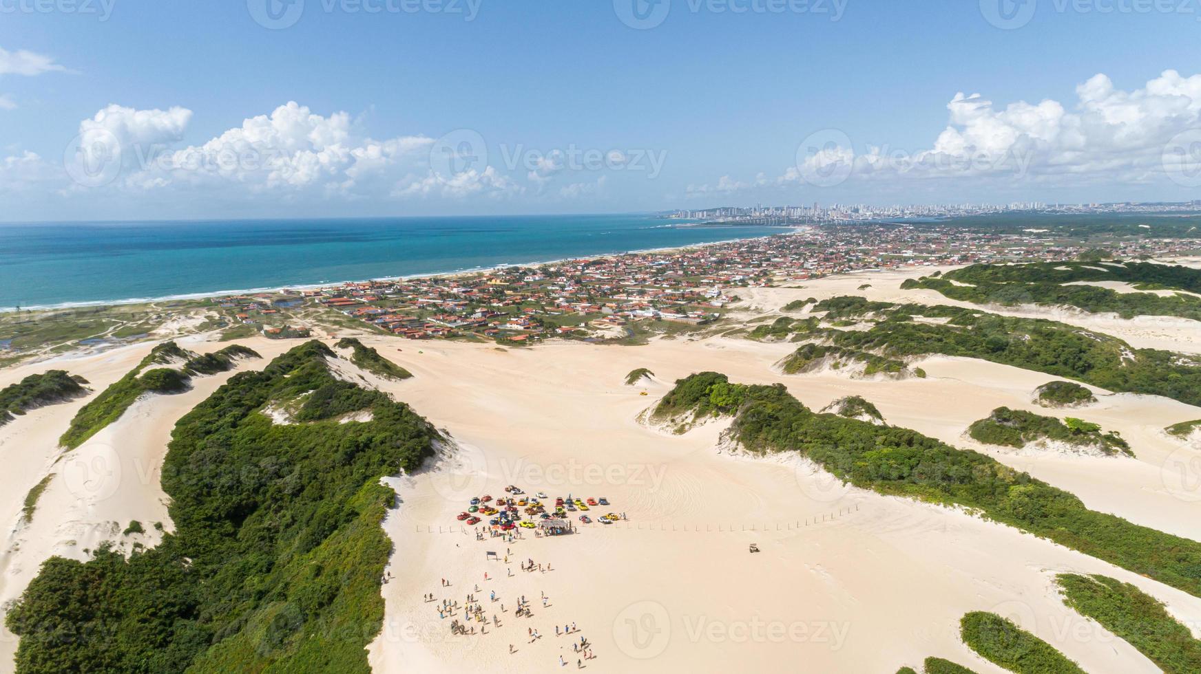 belle image aérienne des dunes de la ville natale, rio grande do norte, brésil. photo