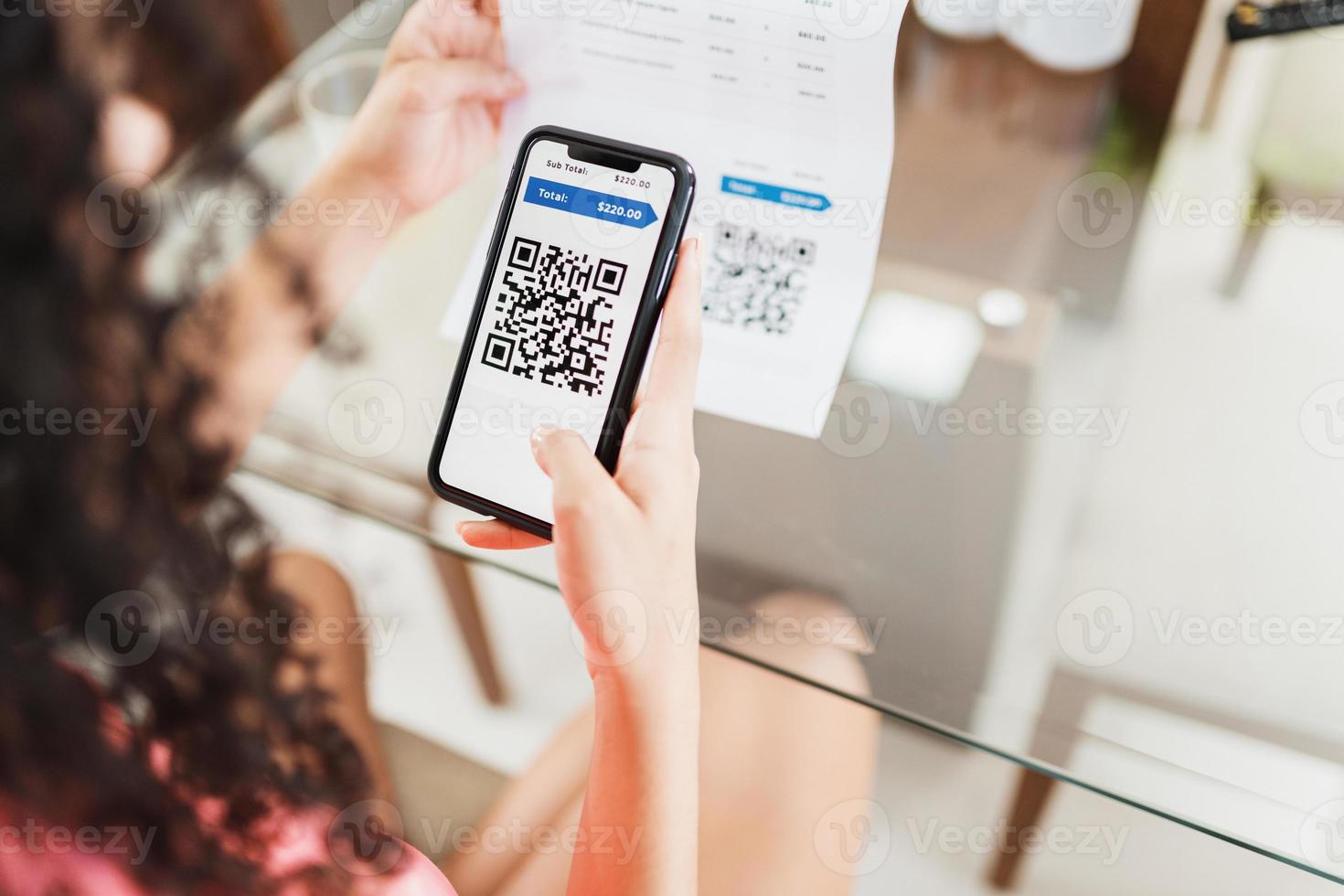 nouvelle forme de paiement des factures et des factures au brésil. femme tenant un téléphone portable avec application pix avec code qr, x gros plan de l'écran. photo