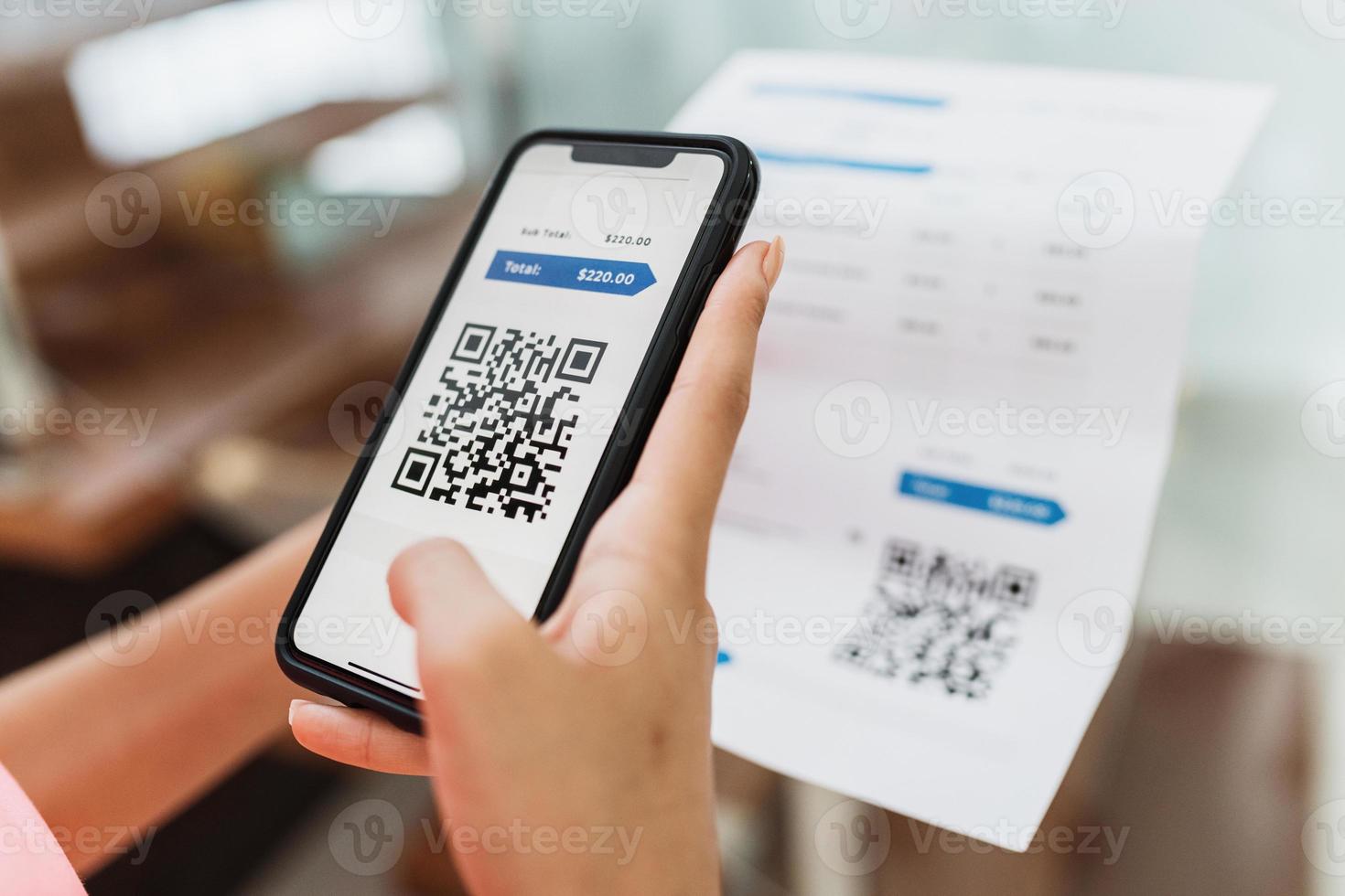 nouvelle forme de paiement des factures et des factures au brésil. femme tenant un téléphone portable avec application pix avec code qr, x gros plan de l'écran. photo