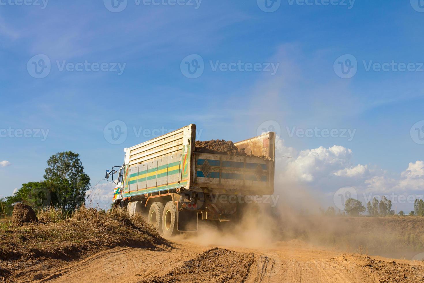 camion de terre en poussière photo
