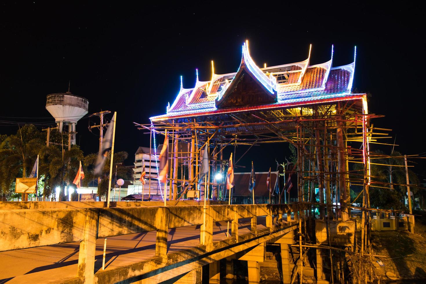 arche de style thaïlandais la nuit. photo