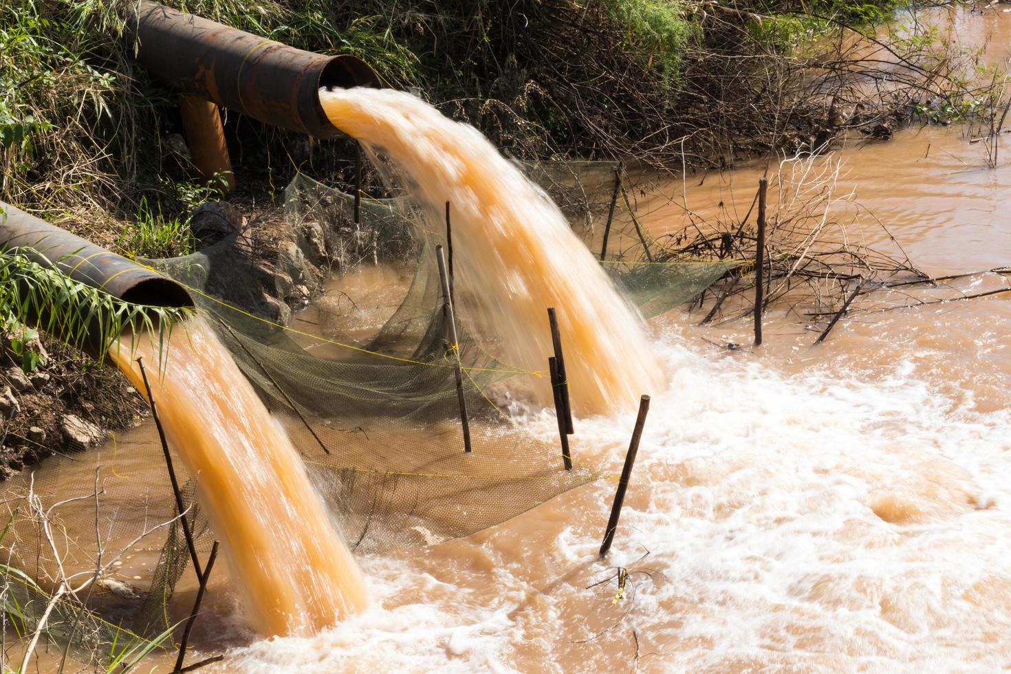 sortie d'eau à l'égout rapidement. photo