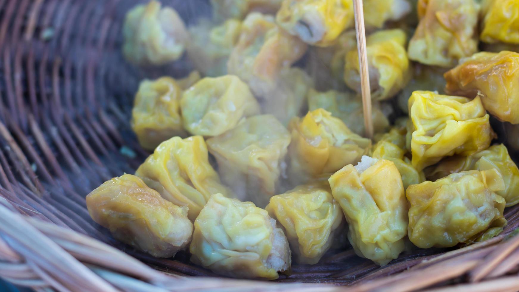 shumai beaucoup de fumée, de vapeur. photo