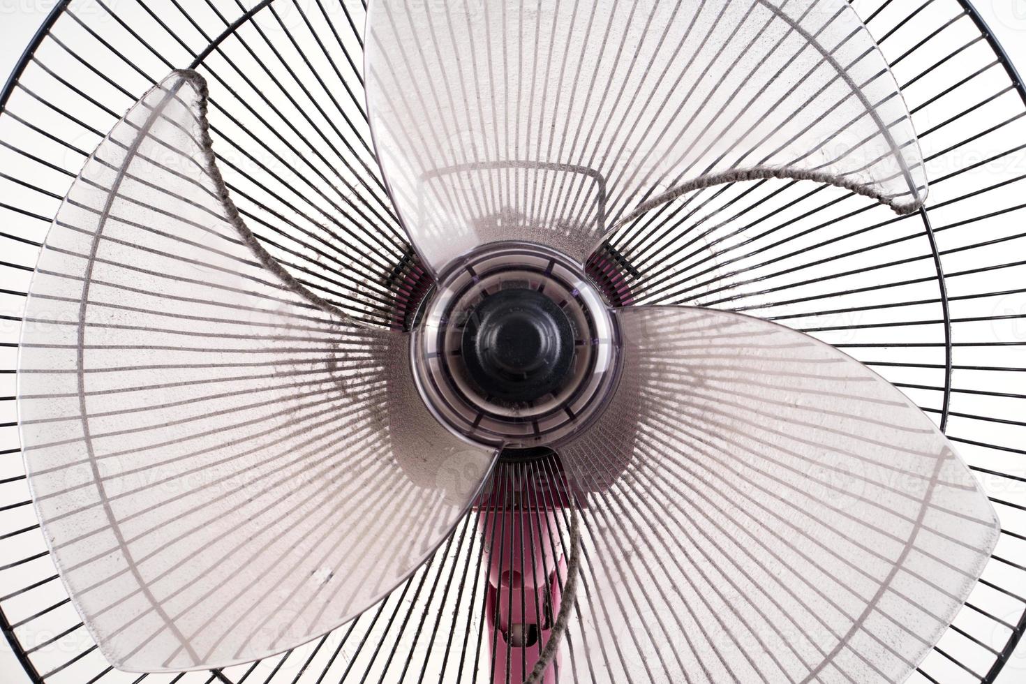 Ventilateur électrique sale sur fond blanc photo