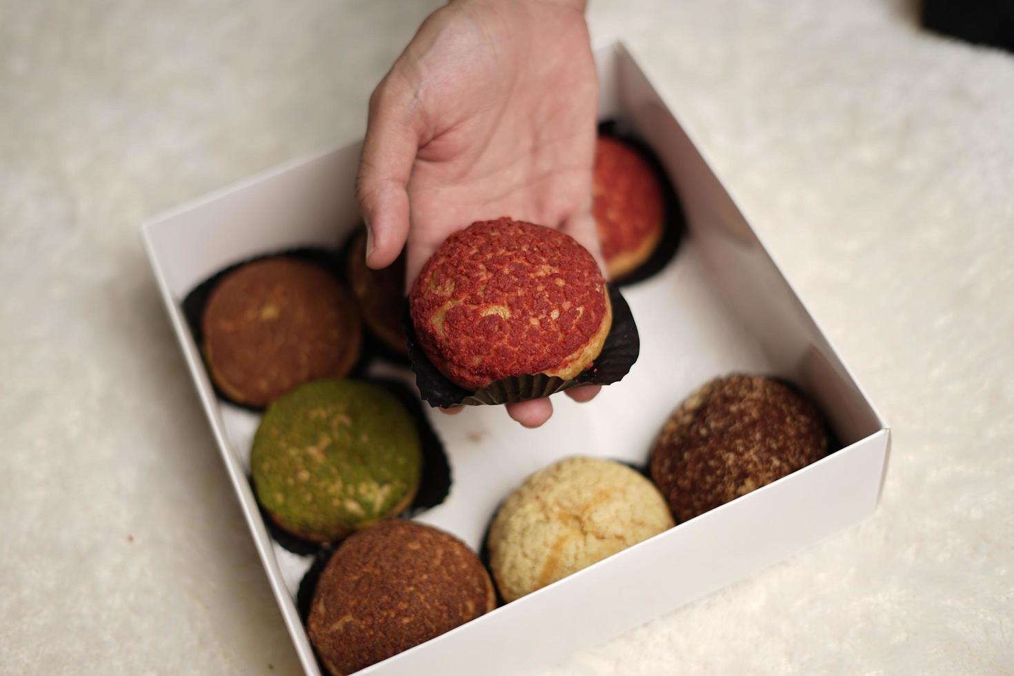 craquelin choux est un éclair japonais avec un enrobage croustillant au goût sucré et crémeux. choux à la crème contenant diverses saveurs de fla, vanille, chocolat, matcha. paniers ou colis eid. flou de mise au point. photo