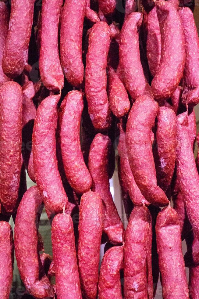 wurst, allemand traditionnel, saucisse, suspendu par des liens photo