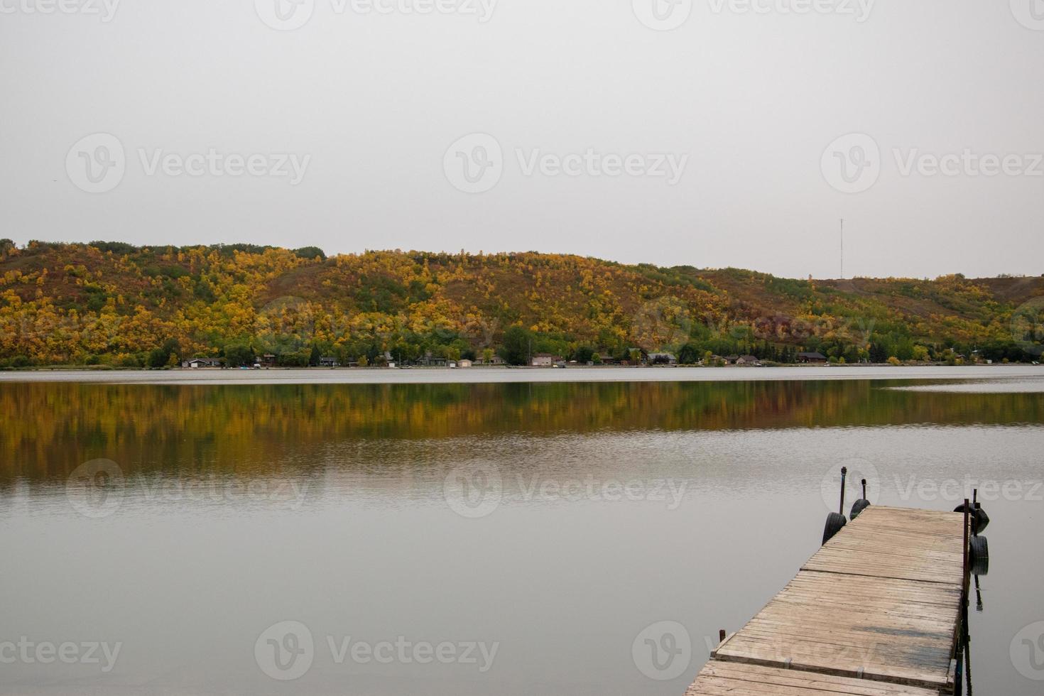 quai en eaux calmes dans une vallée fluviale photo