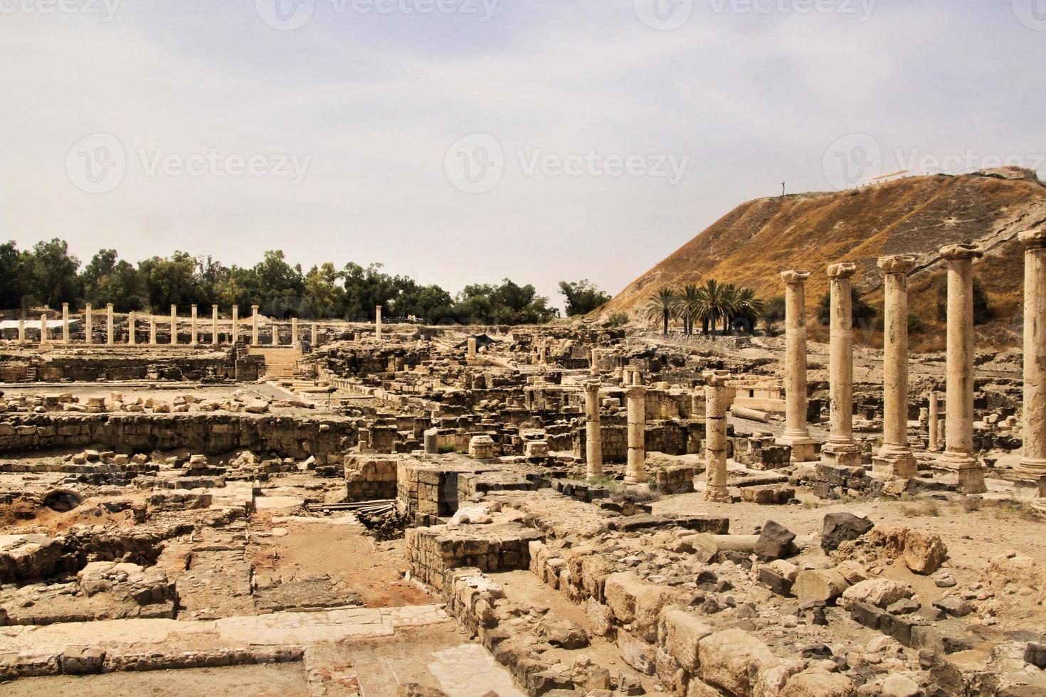 une vue de l'ancienne ville romaine de beit shean en israël photo