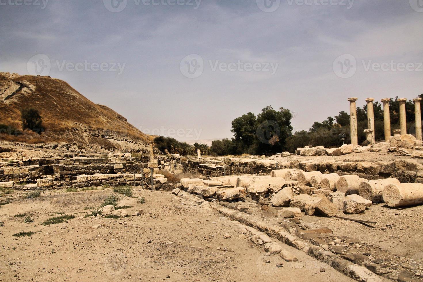 une vue de l'ancienne ville romaine de beit shean en israël photo