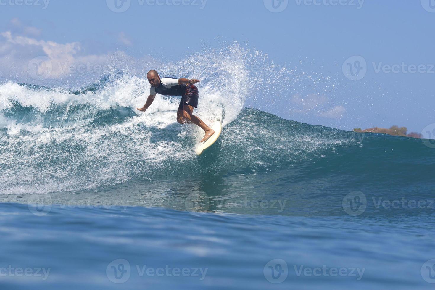 surfer sur une vague. photo