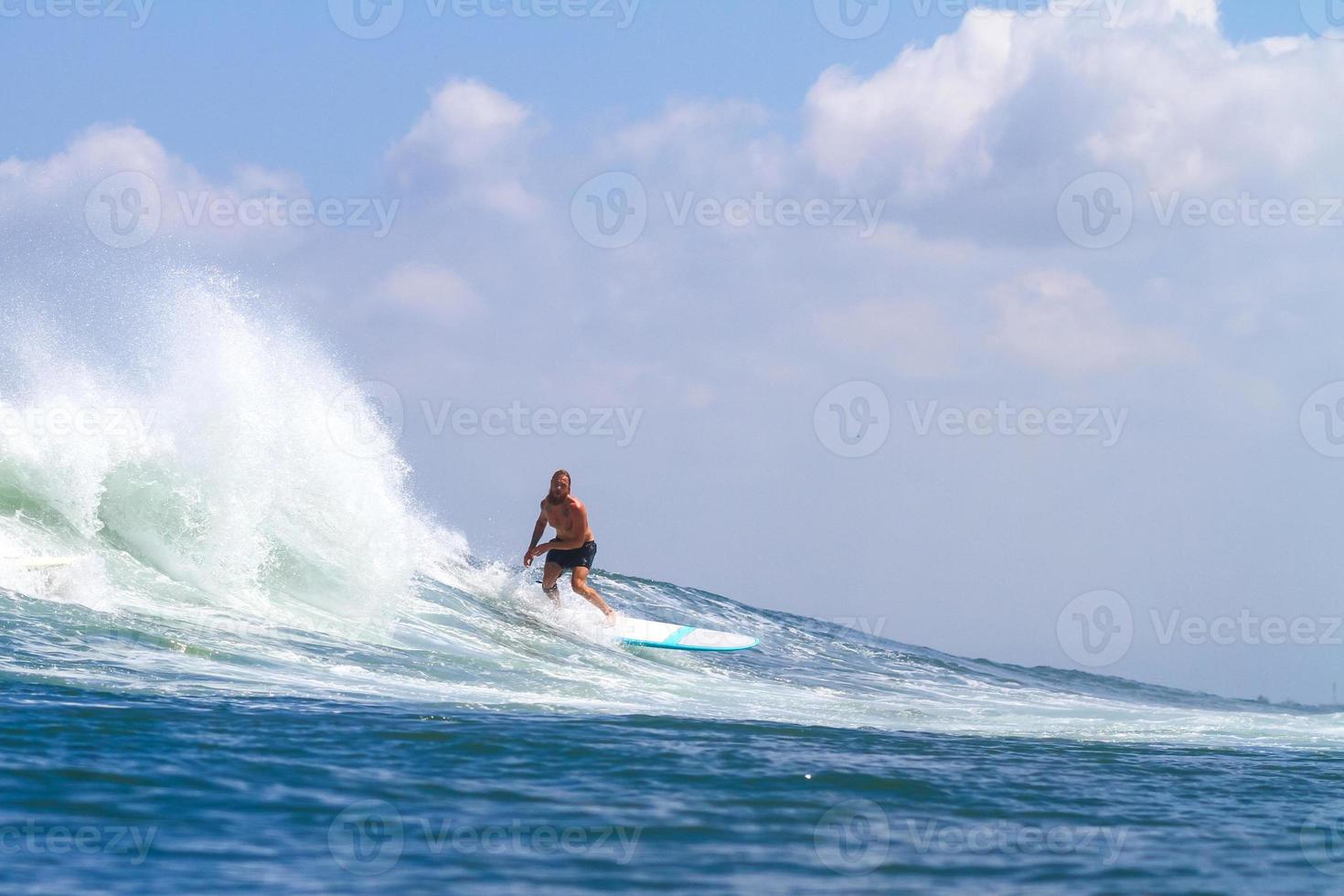 surfer sur une vague. photo