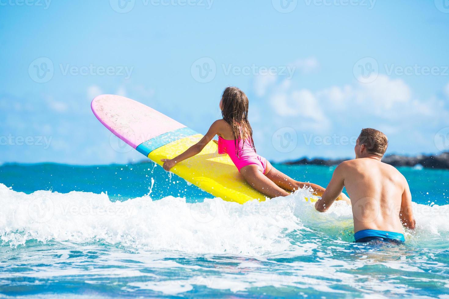 père et duaghter surfer ensemble photo