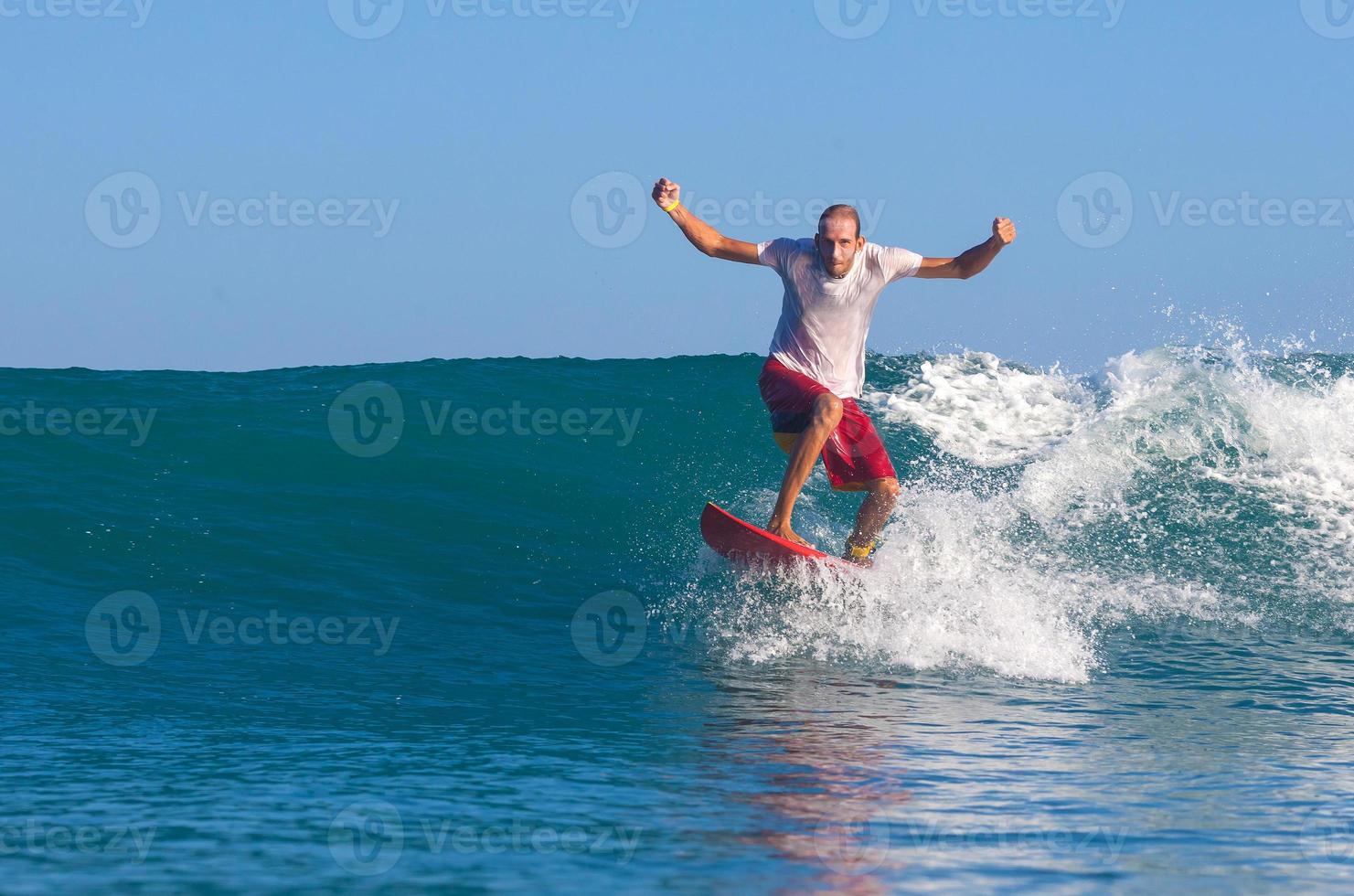 surfer sur une vague. île de Bali. Indonésie. photo