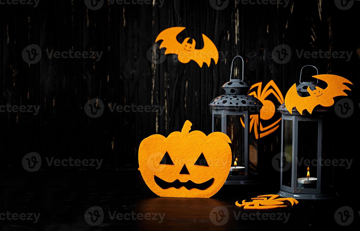 fond d'halloween avec araignée, chauves-souris, citrouilles et lanterne. fond de vacances d'halloween. photo