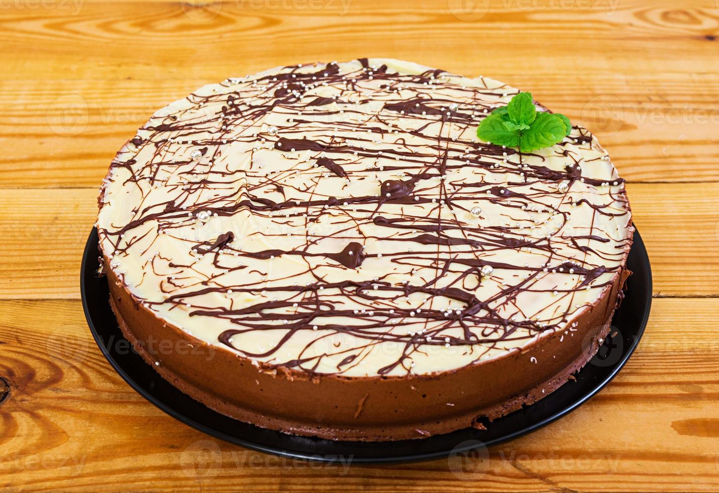 Gâteau au lait de pigeon sur fond de bois photo