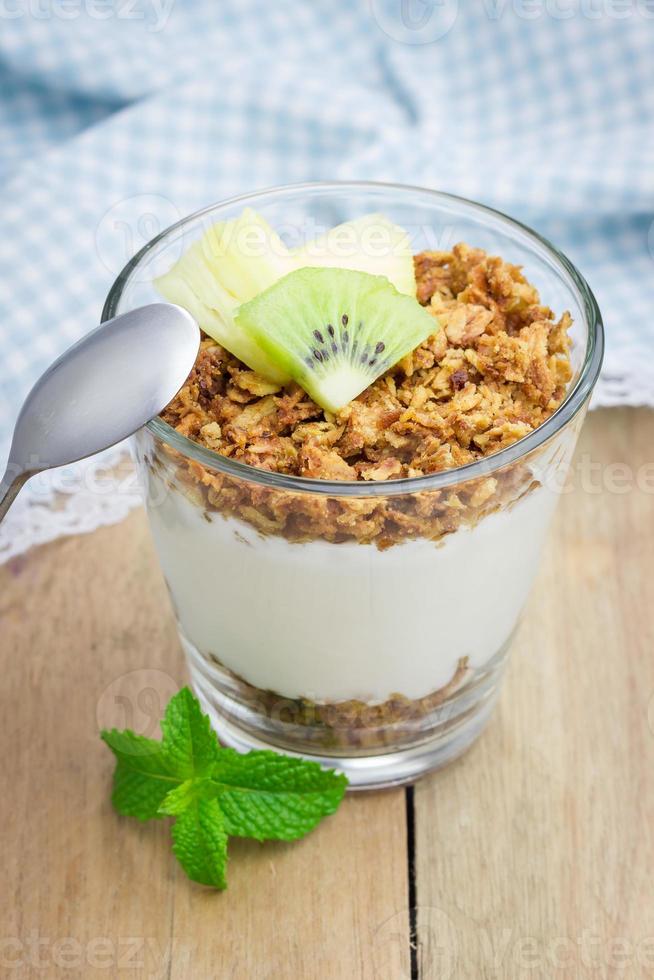 yaourt avec granola et fruits photo
