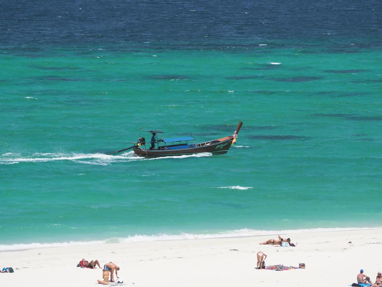 satun, thaïlande, 2020 - touristes prenant un bain de soleil sur la plage de koh lipe photo