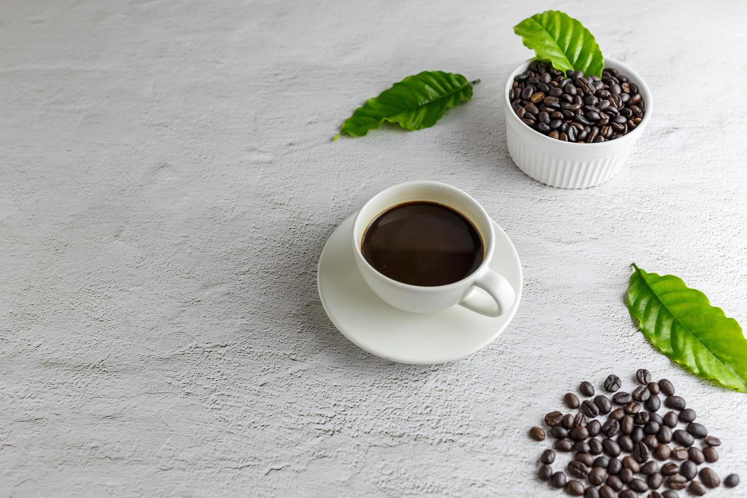 tasse de café avec des grains de café sur fond blanc photo