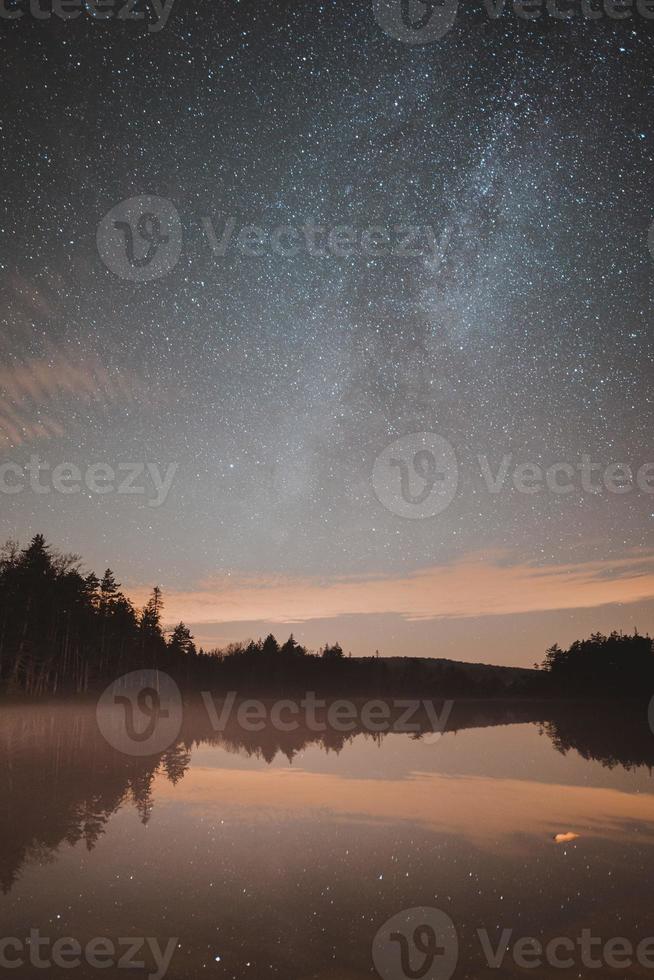 étoiles reflétées dans l'eau photo