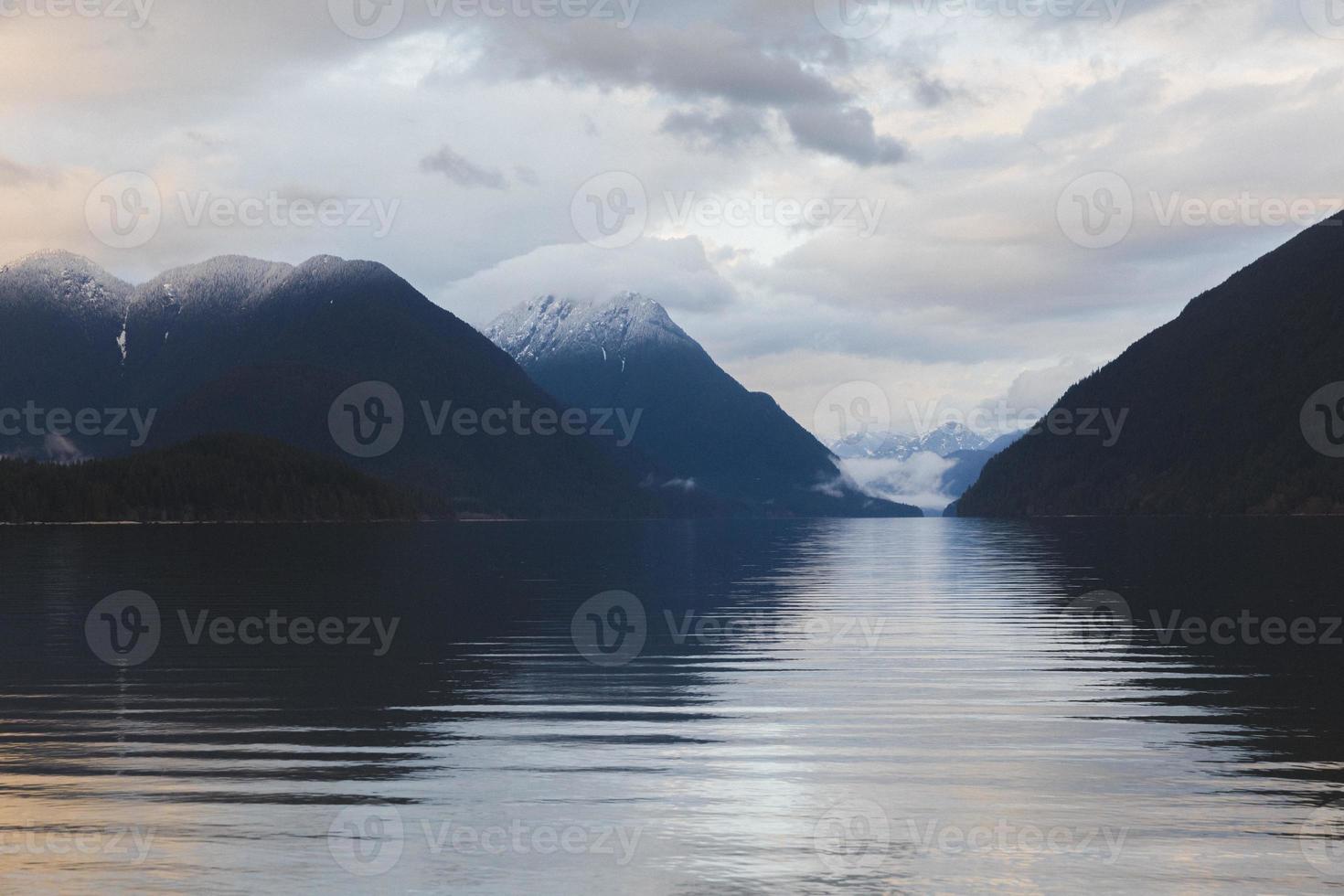 vue montagne et lac photo